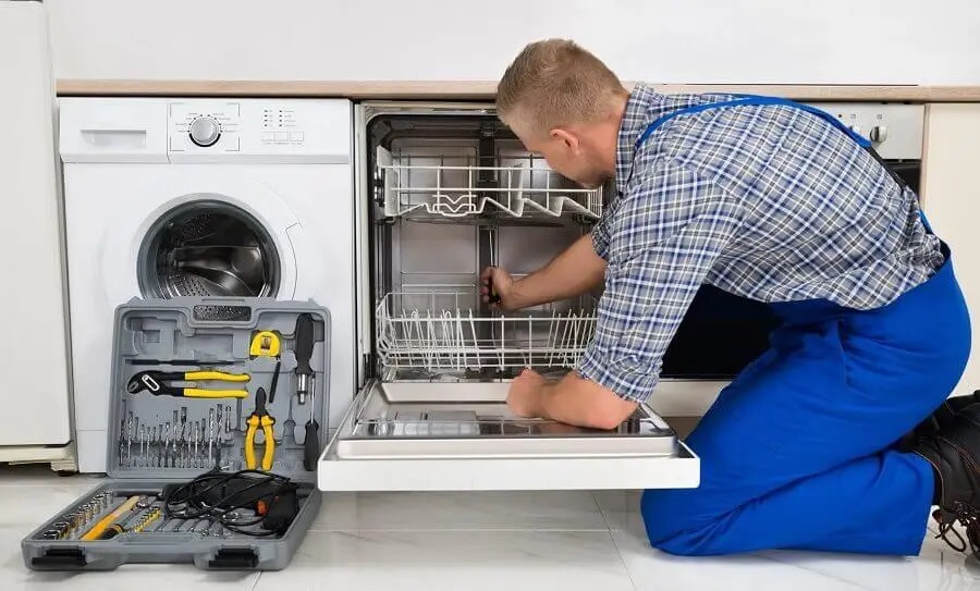Etimesgut Daylux servisi teknisyen ekibi beyaz eşya tamiri yaparken